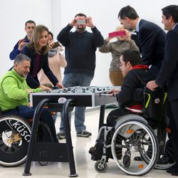 Los Reyes Felipe y Letizia jugando al futbolíon en el Hospital de Parapléjicos de Toledo