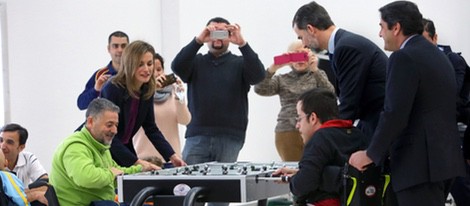 Los Reyes Felipe y Letizia jugando al futbolíon en el Hospital de Parapléjicos de Toledo