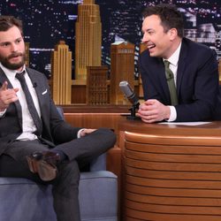 Jamie Dornan promocionando 'Cincuenta sombras de Grey' en el programa de Jimmy Fallon