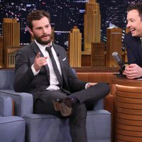 Jamie Dornan promocionando 'Cincuenta sombras de Grey' en el programa de Jimmy Fallon