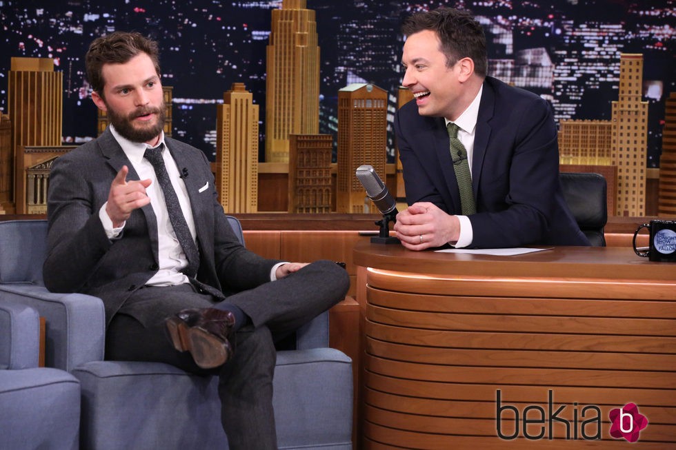 Jamie Dornan promocionando 'Cincuenta sombras de Grey' en el programa de Jimmy Fallon