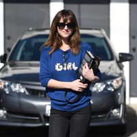 Dakota Johnson disfruta de una soleada mañana de lectura 