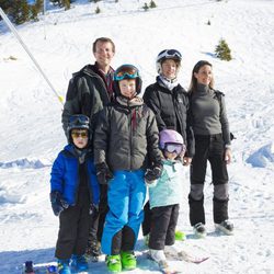 Joaquín y Marie de Dinamarca con sus hijos en su posado de invierno en la nieve