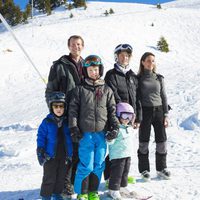 Joaquín y Marie de Dinamarca con sus hijos en su posado de invierno en la nieve