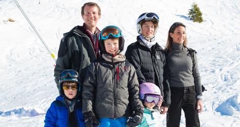 Joaquín y Marie de Dinamarca con sus hijos en su posado de invierno en la nieve