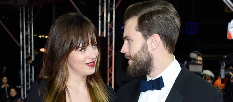 Jamie Dornan y Dakota Johnson muy cómplices en el estreno de 'Cincuenta sombras de Grey' en la Berlinale 2015