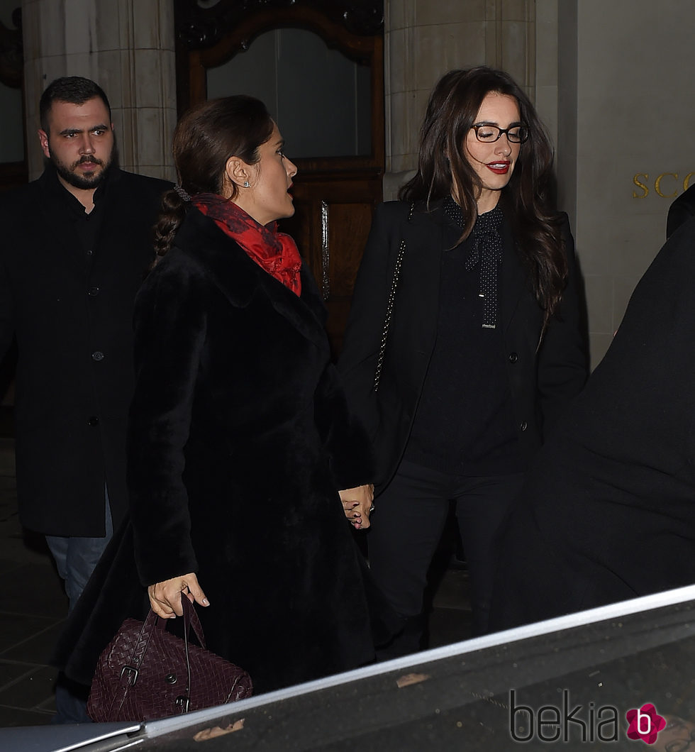 Penélope Cruz y Salma Hayek llegando a una cena en Londres