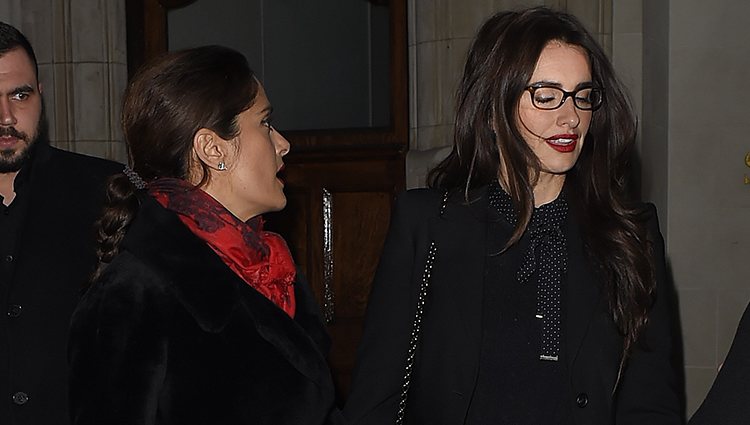 Penélope Cruz y Salma Hayek llegando a una cena en Londres