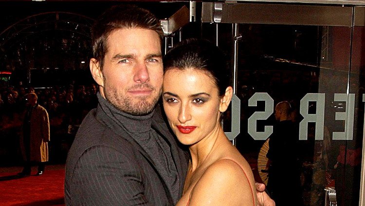 Penélope Cruz y Tom Cruise abrazados en el estreno de 'El último Samurai'