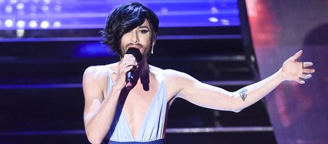 Conchita Wurst interpretando 'Héroes' en el Festival de Sanremo 2015