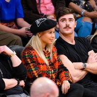 Zac Efron y Sami Miro en un partido de baloncesto en Los Angeles