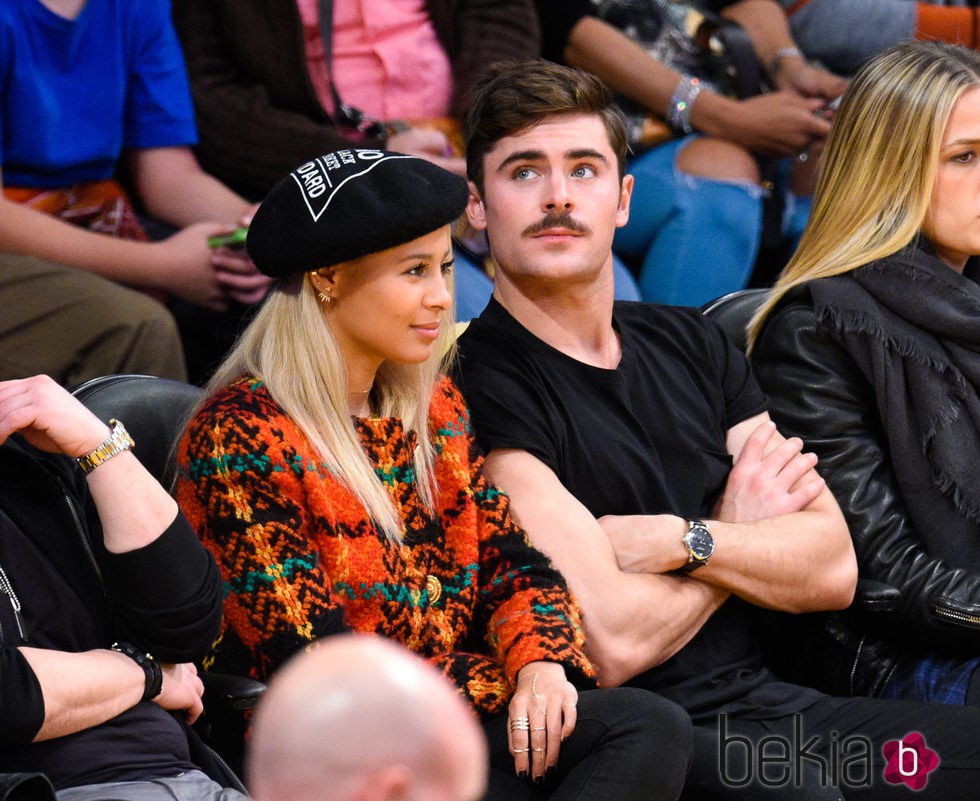 Zac Efron y Sami Miro en un partido de baloncesto en Los Angeles