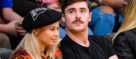 Zac Efron y Sami Miro en un partido de baloncesto en Los Angeles