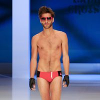 Jon Kortajarena con el torso desnudo en un desfile