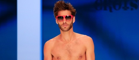 Jon Kortajarena con el torso desnudo en un desfile