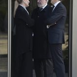 Cristina Cifuentes habla con Jaime Mayor Oreja en la puerta del tanatorio de su padre