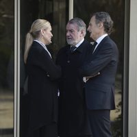 Cristina Cifuentes habla con Jaime Mayor Oreja en la puerta del tanatorio de su padre