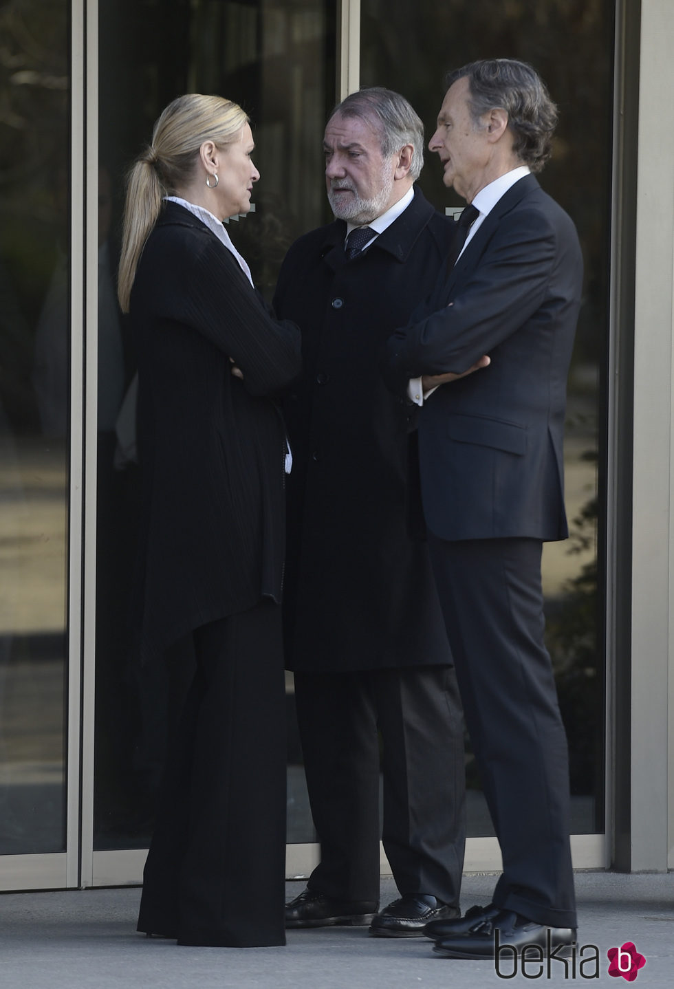 Cristina Cifuentes habla con Jaime Mayor Oreja en la puerta del tanatorio de su padre