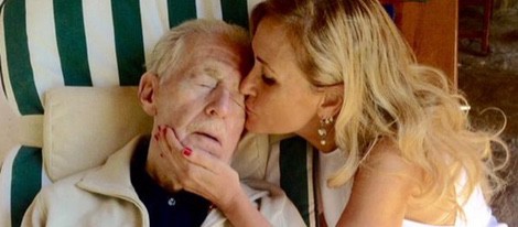 Cristina Cifuentes publica una foto en memoria de su padre fallecido