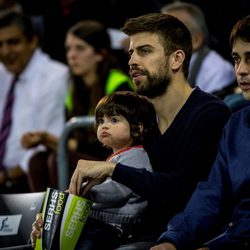 Gerard Piqué con su hijo Milan Piqué Mebarak en un partido de baloncesto