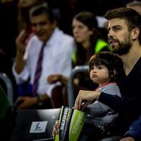 Gerard Piqué con su hijo Milan Piqué Mebarak en un partido de baloncesto