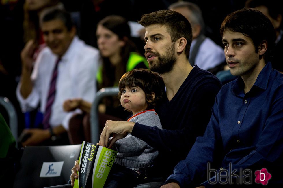 Gerard Piqué con su hijo Milan Piqué Mebarak en un partido de baloncesto