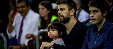 Gerard Piqué con su hijo Milan Piqué Mebarak en un partido de baloncesto