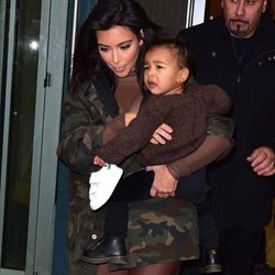 Kim Kardashian lleva a North West al desfile de Kanye West para Adidas en la New York Fashion Week