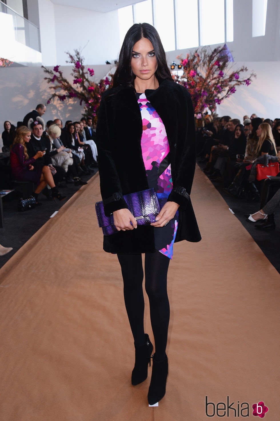 Adriana Lima asiste al desfile de Gabriela Cadena en la New York Fashion Week