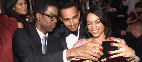 Chris Rock, Lewis Hamilton y Rosario Dawson se toman un selfie en la gala AmfAR 2015