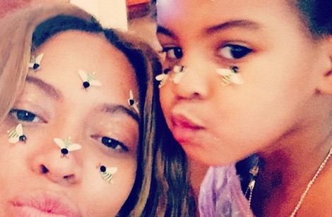 Beyoncé y Blue Ivy juegan con unas abejas de juguete