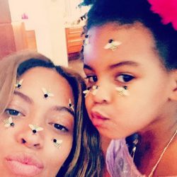 Beyoncé y Blue Ivy juegan con unas abejas de juguete