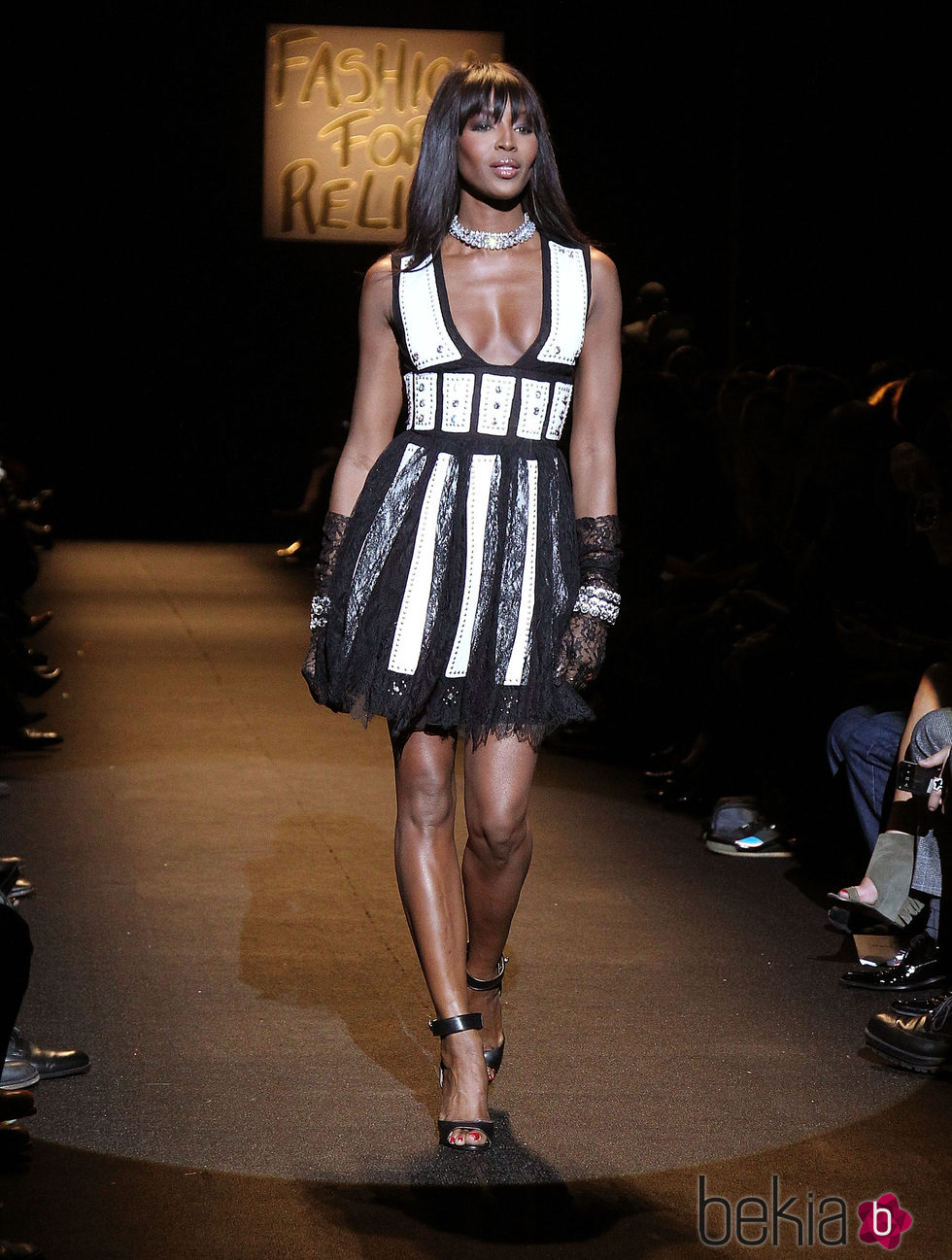 Naomi Campbell cambia de atuendo en la pasarela de Fashion for Relief de Nueva York