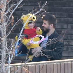 Milan Piqué disfrazado de Winnie the Pooh junto a Gerard Piqué