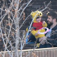 Milan Piqué disfrazado de Winnie the Pooh junto a Gerard Piqué