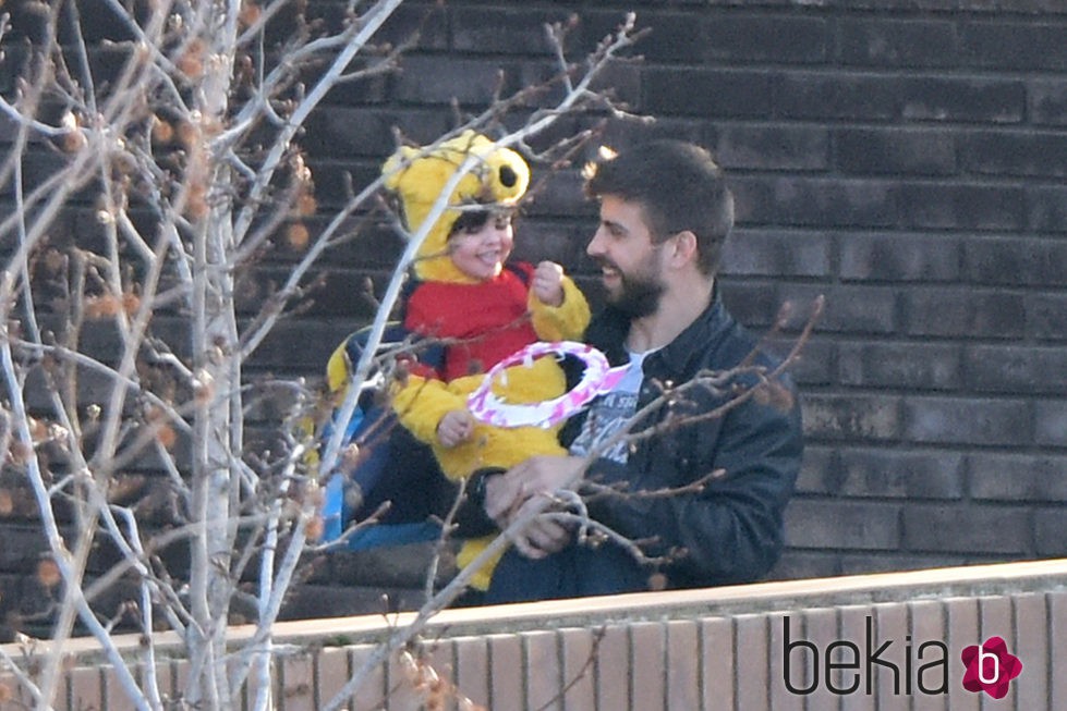 Milan Piqué disfrazado de Winnie the Pooh junto a Gerard Piqué