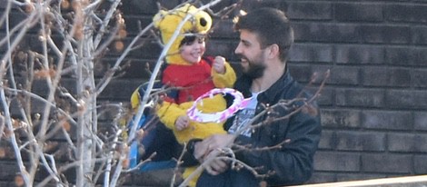 Milan Piqué disfrazado de Winnie the Pooh junto a Gerard Piqué