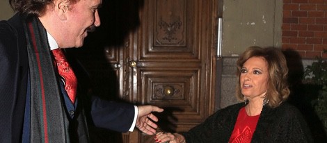 Bigote Arrocet coge la mano de María Teresa Campos en su primer San Valentín juntos