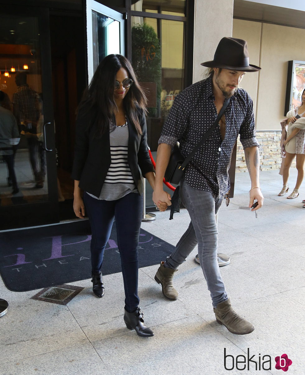 Zoe Saldaña y Marco Perego saliendo del cine tras ver 'Cincuenta sombras de Grey'