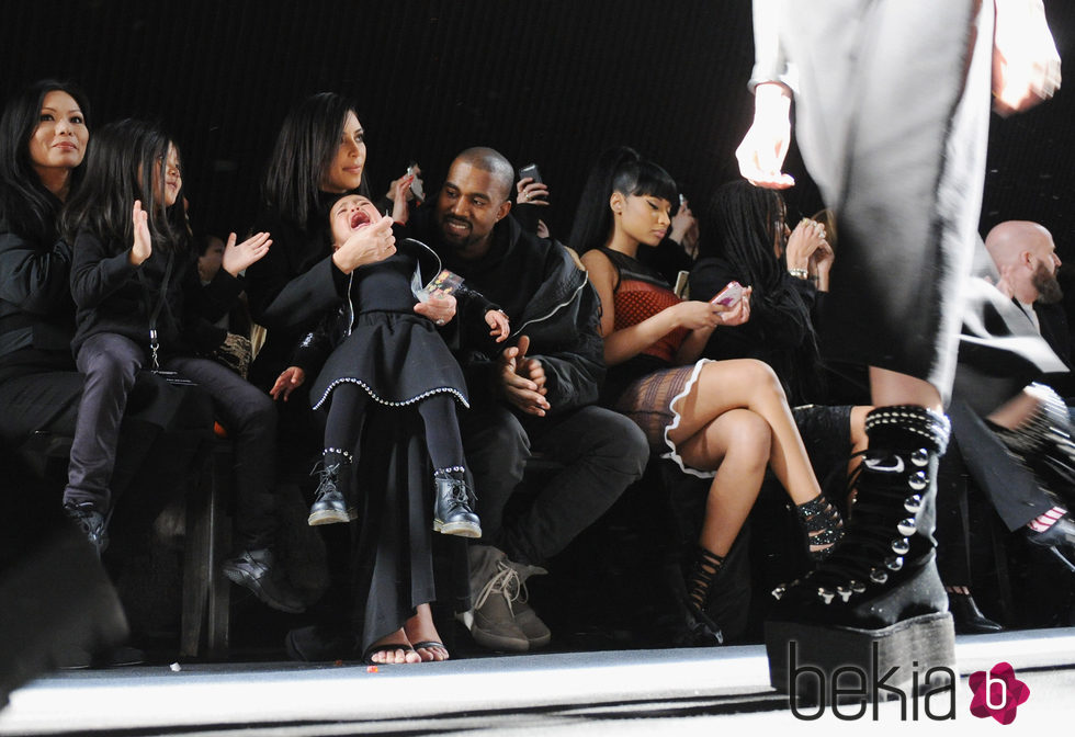 North West llorando en el front row de Alexander Wang con Kim Kardashian y Kanye West