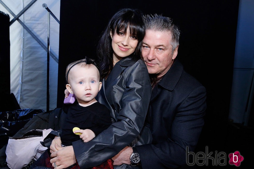 Alec Baldwin, Hilaria Thomas y Carmen Gabriela en el front row de Nueva York Fashion Week