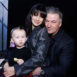 Alec Baldwin, Hilaria Thomas y Carmen Gabriela en el front row de Nueva York Fashion Week