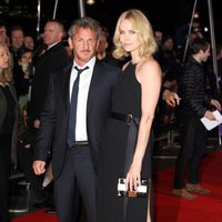 Sean Penn y Charlize Theron en el estreno de 'The Gunman'