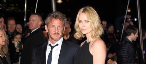 Sean Penn y Charlize Theron en el estreno de 'The Gunman'