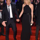 Sean Penn y Charlize Theron cogidos de la mano en el estreno de 'The Gunman'