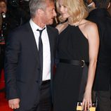 Sean Penn y Charlize Theron mirándose de forma cómplice en el estreno de 'The Gunman'