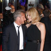 Sean Penn y Charlize Theron mirándose de forma cómplice en el estreno de 'The Gunman'