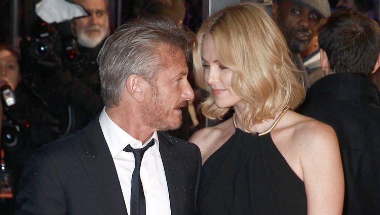 Sean Penn y Charlize Theron mirándose de forma cómplice en el estreno de 'The Gunman'