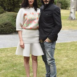 Blanca Romero y Yon González en la presentación de 'Bajo sospecha'