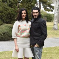 Blanca Romero y Yon González en la presentación de 'Bajo sospecha'